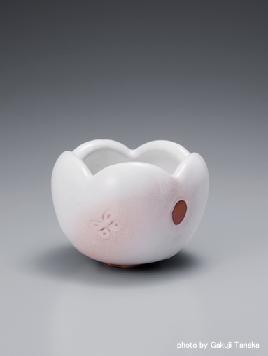 Flower-shaped tea bowl, Butterfly／MIWA kyusetsu Official Site [HagiYaki]